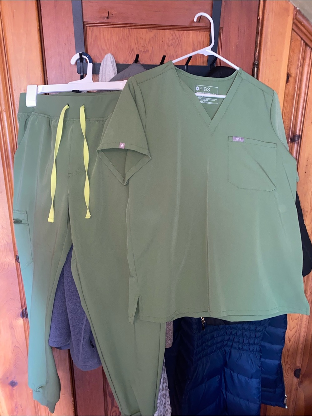 FIGS Fern Scrub Set - Women's V-Neck Top & Drawstring Pants